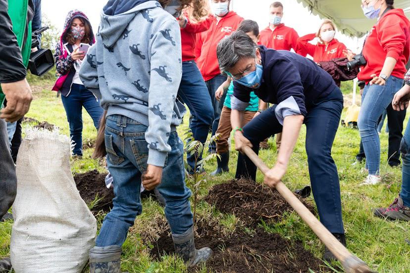 La alcaldesa Claudia López participando de la plantación de 505 árboles en la reserva Van der Hammen. Foto: Secretaría de Ambiente.