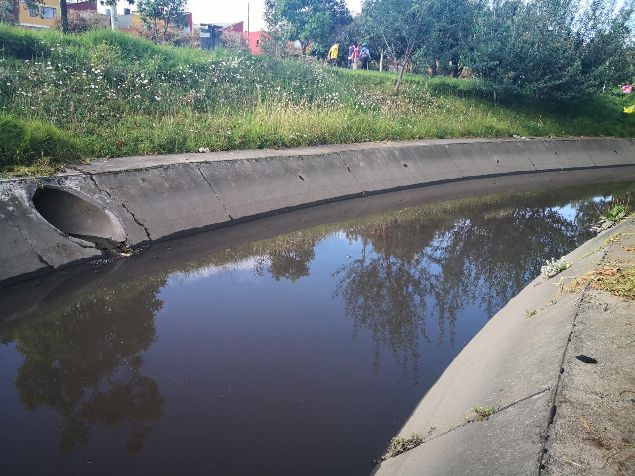 El canal El Carmelo, en la localidad de Engativá presenta una coloración por presunta contaminación.