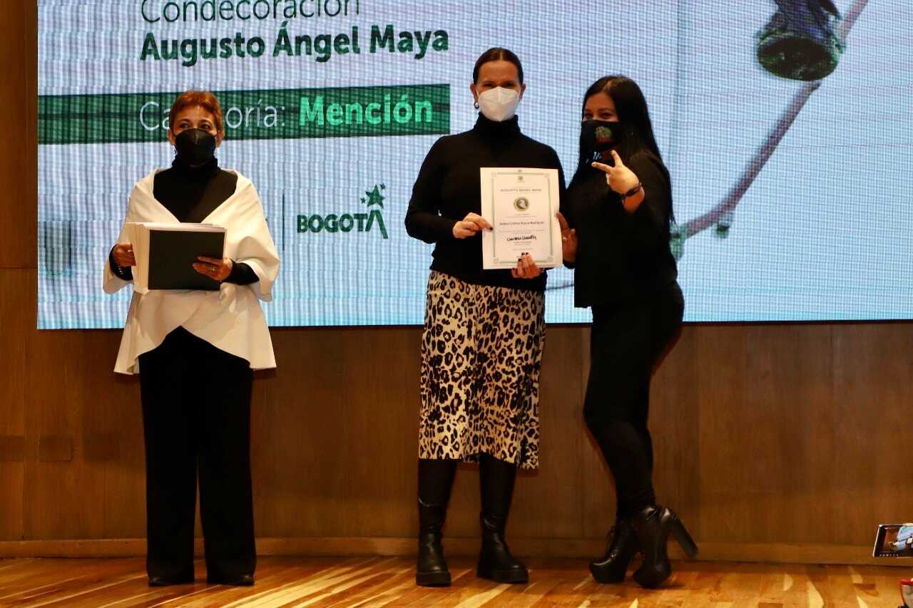 Andrea Murcia durante condecoración Augusto Ángel Maya
