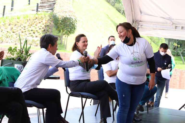 Alcaldesa Claudia López les dio la bienvenida a las 'Sembradoras por la ReactivAcción'