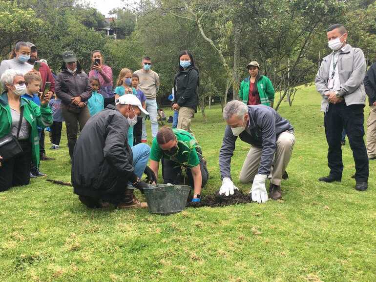Bogotá y Estados Unidos se unieron en una plantación de árboles, para celebrar el Día de la Tierra