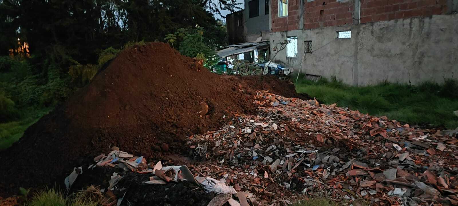 Secretaría de Ambiente impone medida preventiva de suspensión de actividades por disposición ilegal de residuos de construcción