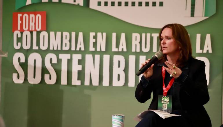 Secretaria de ambiente Carolina Urrutia en Foro Colombia en la ruta de la sostenibilidad
