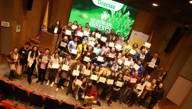 Representantes de las 117 organizaciones reciben el diploma de Voluntariado Ambiental.