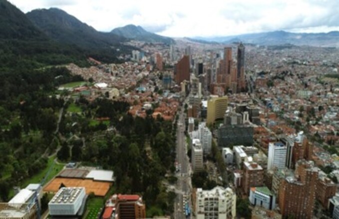 panorámica de la ciudad de Bogotá, se ven edificios y los Cerros Orientales