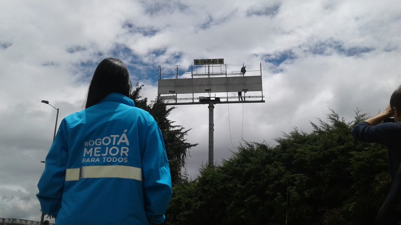 Una valla tubular ilegal menos en Bogotá