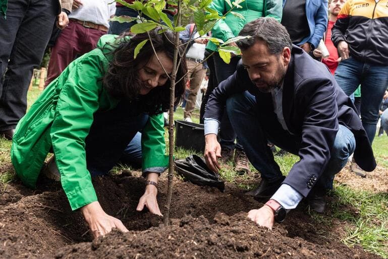 Secretaria de Ambiente Adriana Soto y alcalde Bogotá Carlos Galán